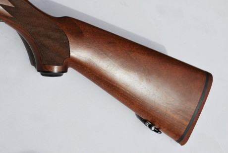 ¡Hola amigos!
Y por último, mi amigo también vende este impecable rifle de cerrojo, marca Ruger de caja 21