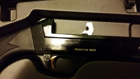 COMPAÑERO VENDE:
Vendo benelli premium plus, sintetica .
 tiene cinco polichoques y su maletín .

 Vendo 01