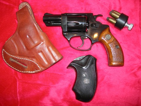 Vendo Revolver de dos pulgadas marca ASTRA modelo 250, con tambor de cinco recámaras, está como nuevo, 00