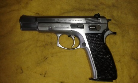 Vendo CZ 85 de 9mm Pb, está bien cuidada, tiene cachas de madera pintadas de negro, cargador de acero 02