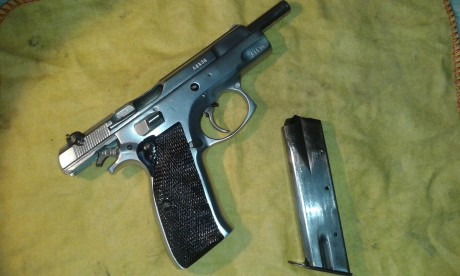 Vendo CZ 85 de 9mm Pb, está bien cuidada, tiene cachas de madera pintadas de negro, cargador de acero 01