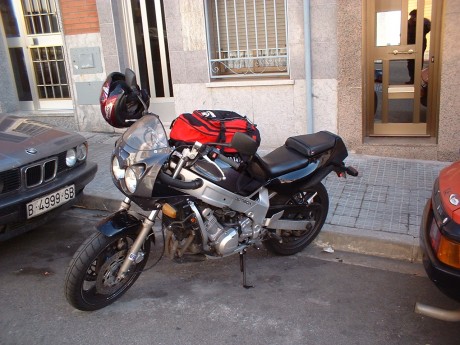 Vendo mi Yamaha FZR 600 Génesis del 90, hace unos 3 años que está criando polvo en el garaje. La guardé 01