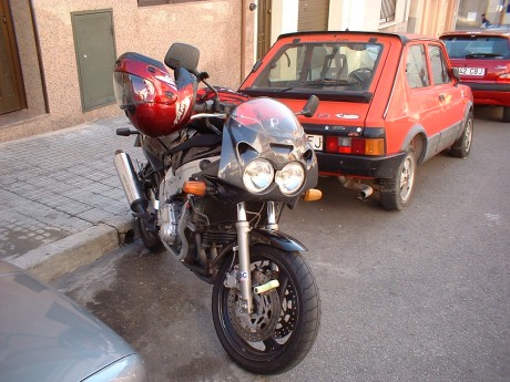 Vendo mi Yamaha FZR 600 Génesis del 90, hace unos 3 años que está criando polvo en el garaje. La guardé 00