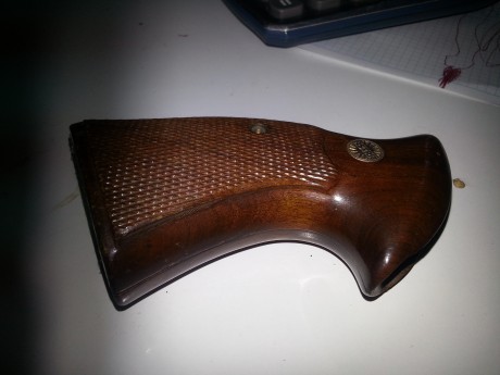vendo cachas revolver astra cal 38 perfecto estado 
precio 25 € + 5 € portes 00