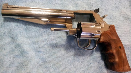 Hola,alguien me puede decir que modelo es este revolver.
Un saludo a todos. :band: 01