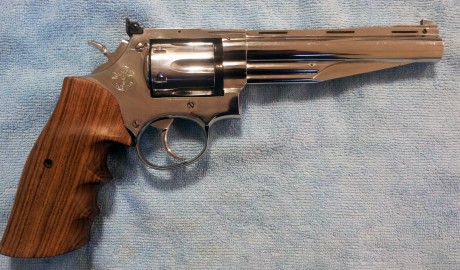 Hola,alguien me puede decir que modelo es este revolver.
Un saludo a todos. :band: 00