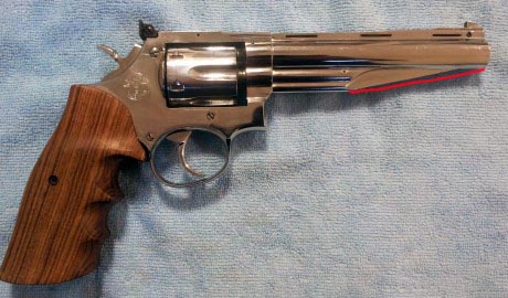 Hola,alguien me puede decir que modelo es este revolver.
Un saludo a todos. :band: 50