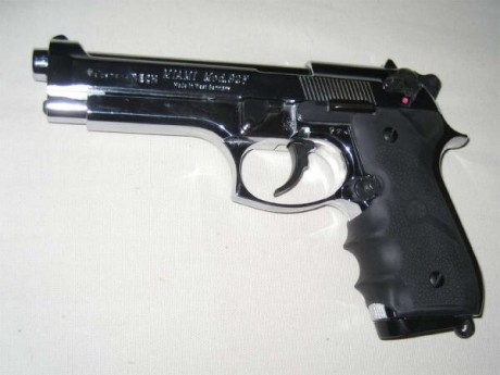 Muy buenas señores, mi pregunta para los expertos en esta pistola.Tengo vista en Topgun armeria unas cachas 10