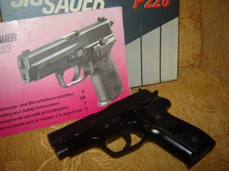 Buenas a todos :
   Vendo una magnífica Sig Sauer P228 de las hechas en Alemania. En estado impecable, 02