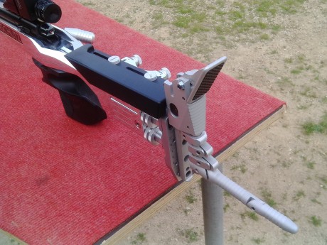 Un compañero me pide que ponga a la venta esta Carabina ANSCHUTZ 1913 SUPER MATCH , guiada hace seis meses,dispone 02