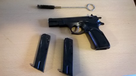 Pistola Norinco NZ 75 de 9mm Parabellum, con 2 cargadores, baqueta y maletín. 
El arma está en Navarra, 02