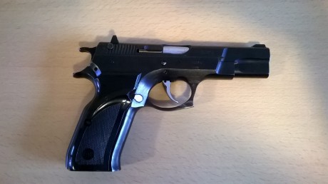 Pistola Norinco NZ 75 de 9mm Parabellum, con 2 cargadores, baqueta y maletín. 
El arma está en Navarra, 01
