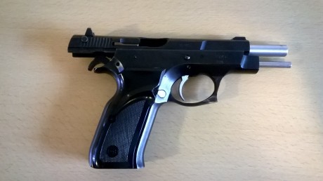 Pistola Norinco NZ 75 de 9mm Parabellum, con 2 cargadores, baqueta y maletín. 
El arma está en Navarra, 00