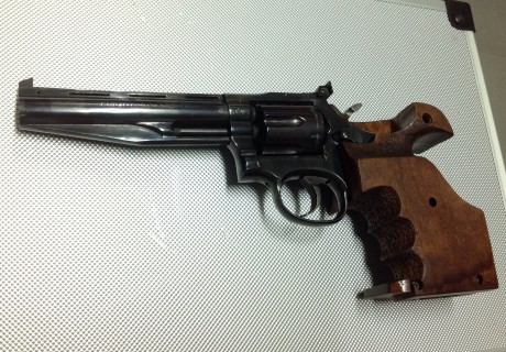 Vendo revólver Llama olimpic de calibre 38  muy cuidado y en perfecto estado.

Edito el mensaje y añado 02