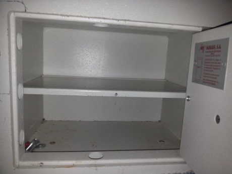 Hola. 
Vendo Armero homologado grado 3. Para 7 armas .26 lts de capacidad.  Con el certificado  de homologacion. 00