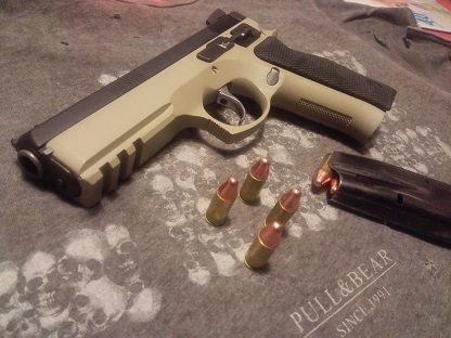 Hola amigos! ya que se muestran tantas armas buenas creo que a los propietarios de una cz 75 se nos tendría 21