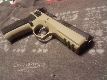 Hola amigos! ya que se muestran tantas armas buenas creo que a los propietarios de una cz 75 se nos tendría 20
