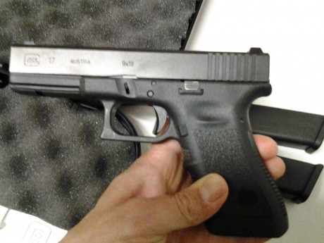 Vendo Glock17 3era generación, con estuche y dos cargadores, prácticamente nueva. el precio es 350 mas 00