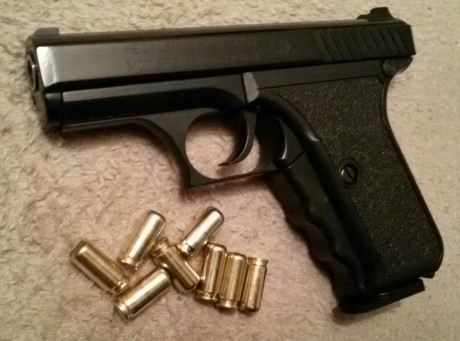   Hola chicos.

Pongo a la venta esta preciosa pistola detonadora/fogueo alemana clásica, modelo descatalogado 00