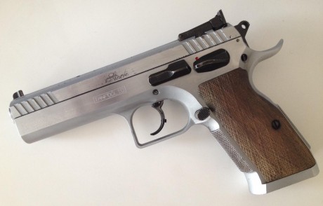 Vendo TANFOGLIO STOCK II del 9x19 con su maletín de origen y 2 cargadores cromados con los base-pads originales 02