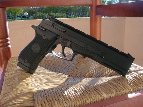 Muy buenas a todos.
De nuevo pongo a la venta una de mis armas.
En este caso se trata de una Beretta 87 02