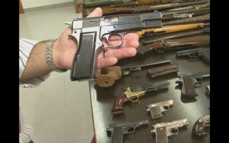 pues veras eque estoy interesado en esta pistola pero no se que modelo es dice que no se encascilla nunca 00