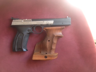 Hola, vendo pistola Hammerli como nueva, muy pocos disparos.
La pistola viene con dos cachas una de madera 00