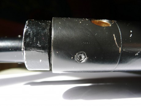 Hola, busco alguna idea para sacar este tornillo que sujeta el manómetro, quiero sacar éste para revisarlo, 02