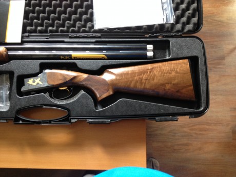 Vendo Browning B525 12G Sporter premium black gold over & under shotgun, estado perfecto en su malentin.
Calibre: 01