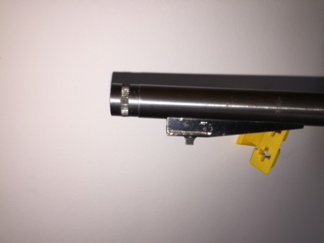 Se vende carabina anschutz calibre 22 en perfecto estado y funcionamiento, cañón roscado y visor tasco. 01