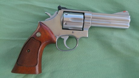 Vendo revolver Smith and Wesson 357 magnum, 4 pulgadas, por abandonar el tiro.
Dispara 38. Está nuevo, 02