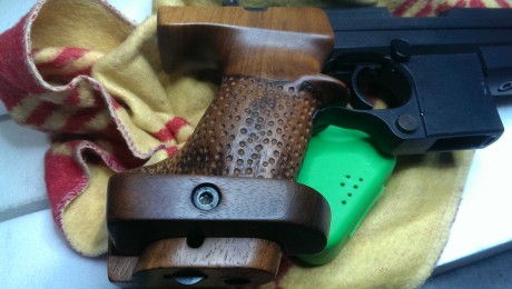 Vendo pistola Hammerli 280 calibre 32 con un cargador y el recogevainas la pistola está en perfectas condiciones 40