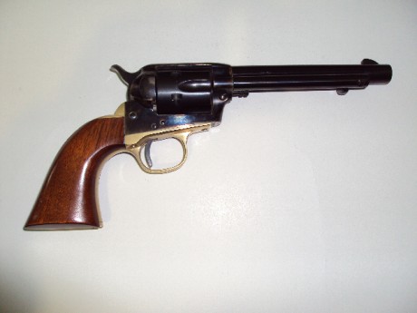 vendo revolver uberti mod. stallion cal 22 con sus fundas,comprado nuevo y guiado en ae a primeros del 00