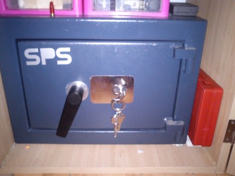 Hola, se vende armero grado III para 3 armas cortas.
Peso 90kg.
Entrego con la venta del armero los papeles 00