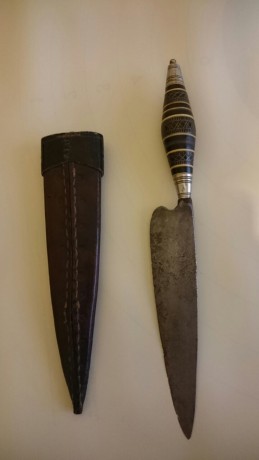 Vendo antiguos cuchillo canario y daga artesanales, tal y como se ven en las fotos.
Mejor llamar por telefono. 02