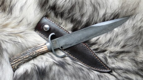 hola me gustaría que me aconsejeís un cuchillo de combate bueno y asequible, me interesa el sog seal team 22