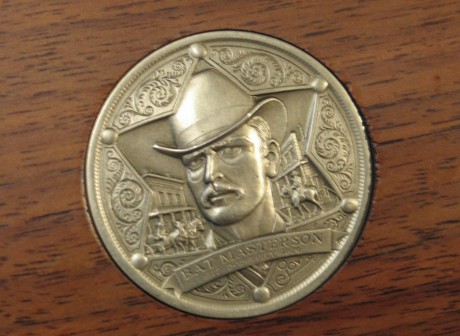 Fabricado por Winchester en 1979 en honor a Bat Masterson. Uno de los Sheriffs más famosos del Far West, 21