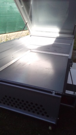 remolque marca iberica de remolques,practicamente nuevo caja de 1,10m de ancho y 1,60m de largo ruedas 31