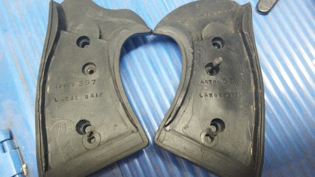 Hola amigos, tengo un viejo revolver Astra modelo 680 y me gustaría cambiarle las cachas de madera originales 62
