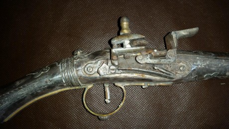 Hola buenas tardes.  Esta pistola esta en casa desde hace muchos años.  Algún sabe que puede ser?  Es 41