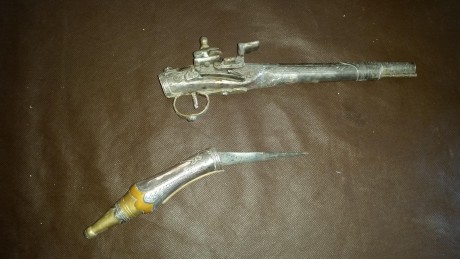 Hola buenas tardes.  Esta pistola esta en casa desde hace muchos años.  Algún sabe que puede ser?  Es 40