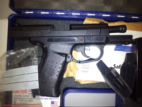 Muy buenas, vendo pistola 
Marca ------- Smith & Wesson
Modelo ----- SW99 (igual que la Walther p99)
Calibre 72