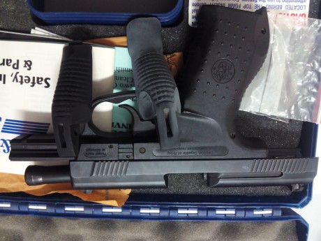 Muy buenas, vendo pistola 
Marca ------- Smith & Wesson
Modelo ----- SW99 (igual que la Walther p99)
Calibre 70