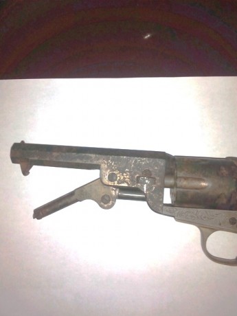 pues eso vendo revolver de avancarga,el modelo no se muy bien cual es, es de cañon octogonal y de calibre 02