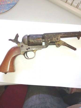 pues eso vendo revolver de avancarga,el modelo no se muy bien cual es, es de cañon octogonal y de calibre 22