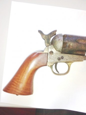 pues eso vendo revolver de avancarga,el modelo no se muy bien cual es, es de cañon octogonal y de calibre 21