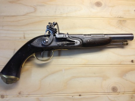 Pistola de chispa y anima lisa, calibre 44. Por lo que he podido averiguar y consultar sirve para Cominazo 01