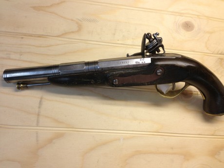 Pistola de chispa y anima lisa, calibre 44. Por lo que he podido averiguar y consultar sirve para Cominazo 00