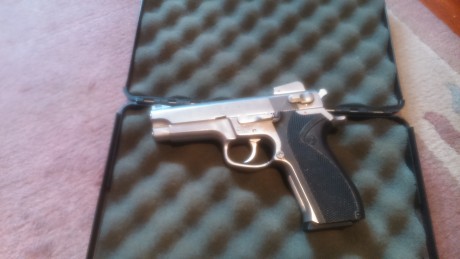 Vendo S&W 5906. 4 pulgadas. 9 mm parabellum

Un cargador y estuche.

Adquirida a un compañero.

Muy 02