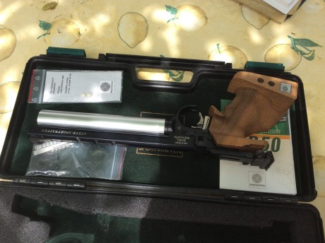 Pistola de aire comprimido, muy poco uso. STEYR LP50. 750€. Cacha de tamaño  S. Tel 619023754 Juan.   01
